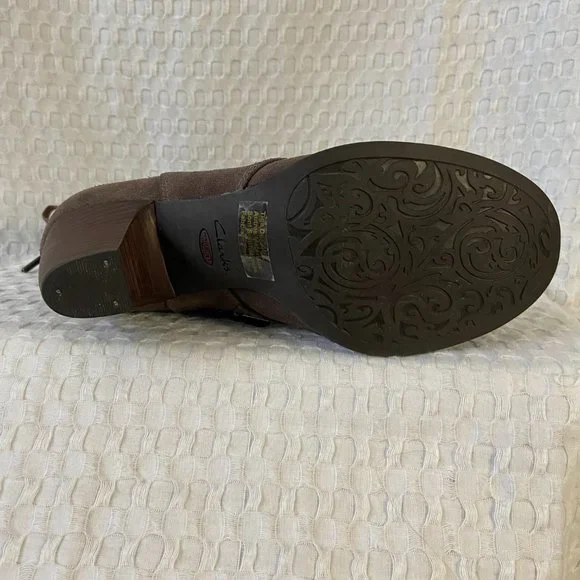 Clarks NWOT Suede Alpine Andi Ankle Heeled Lace Up Bootie Taupe Women's Size 8 - Picture 9 of 16